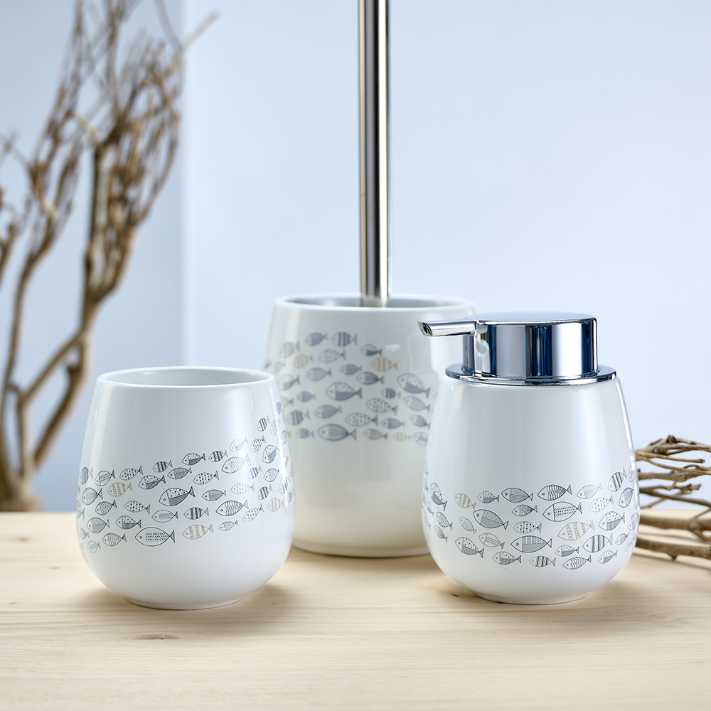 Set aus Seifenspender, Zahnbürstenhalter und WC-Bürste mit Fischmotiv, ideal für ein maritimes Badezimmer.