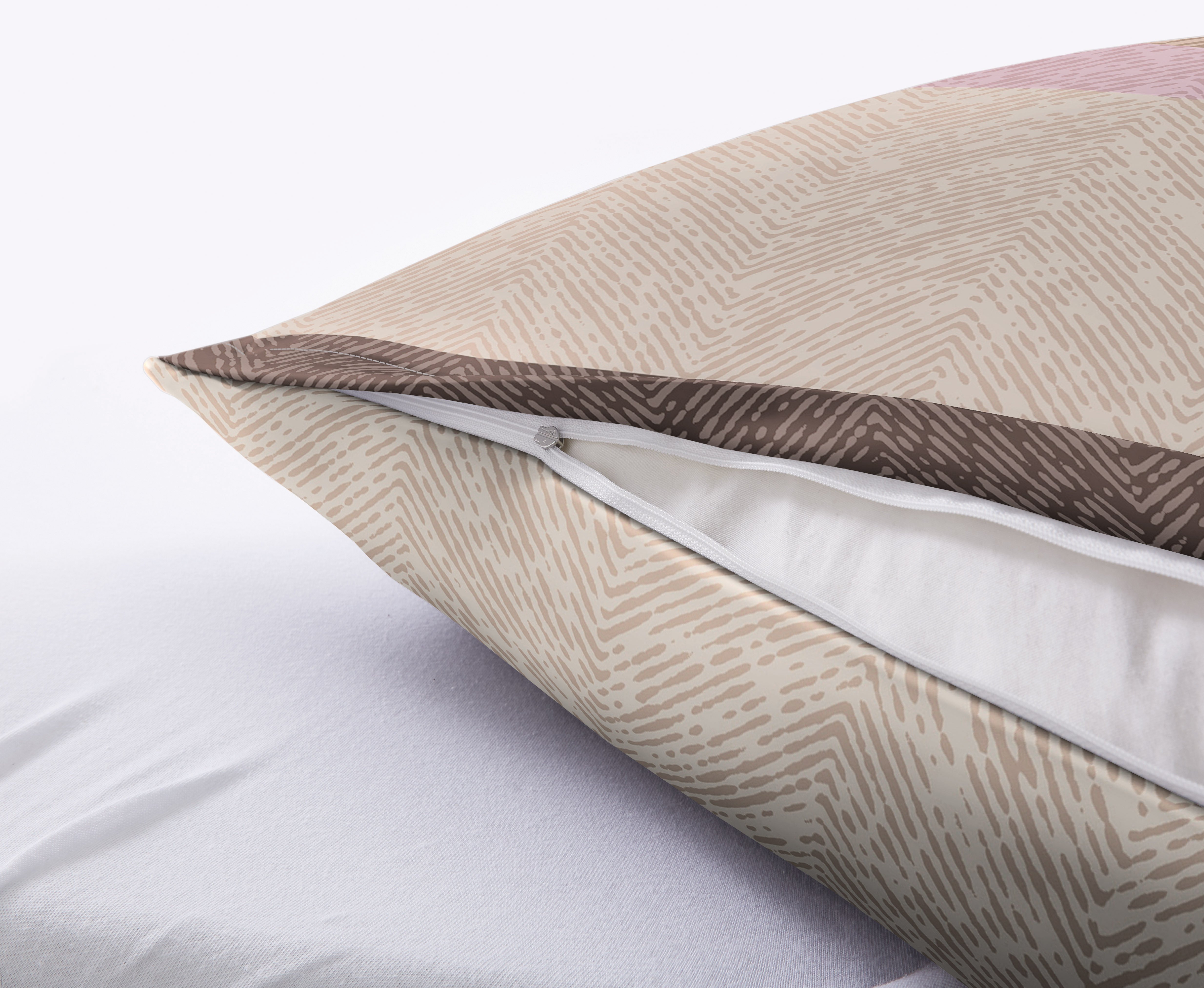 Nahaufnahme eines Kissens mit Reißverschluss und geometrischem Muster in Beige- und Brauntönen. Ideal für stilvolle Wohnräume.