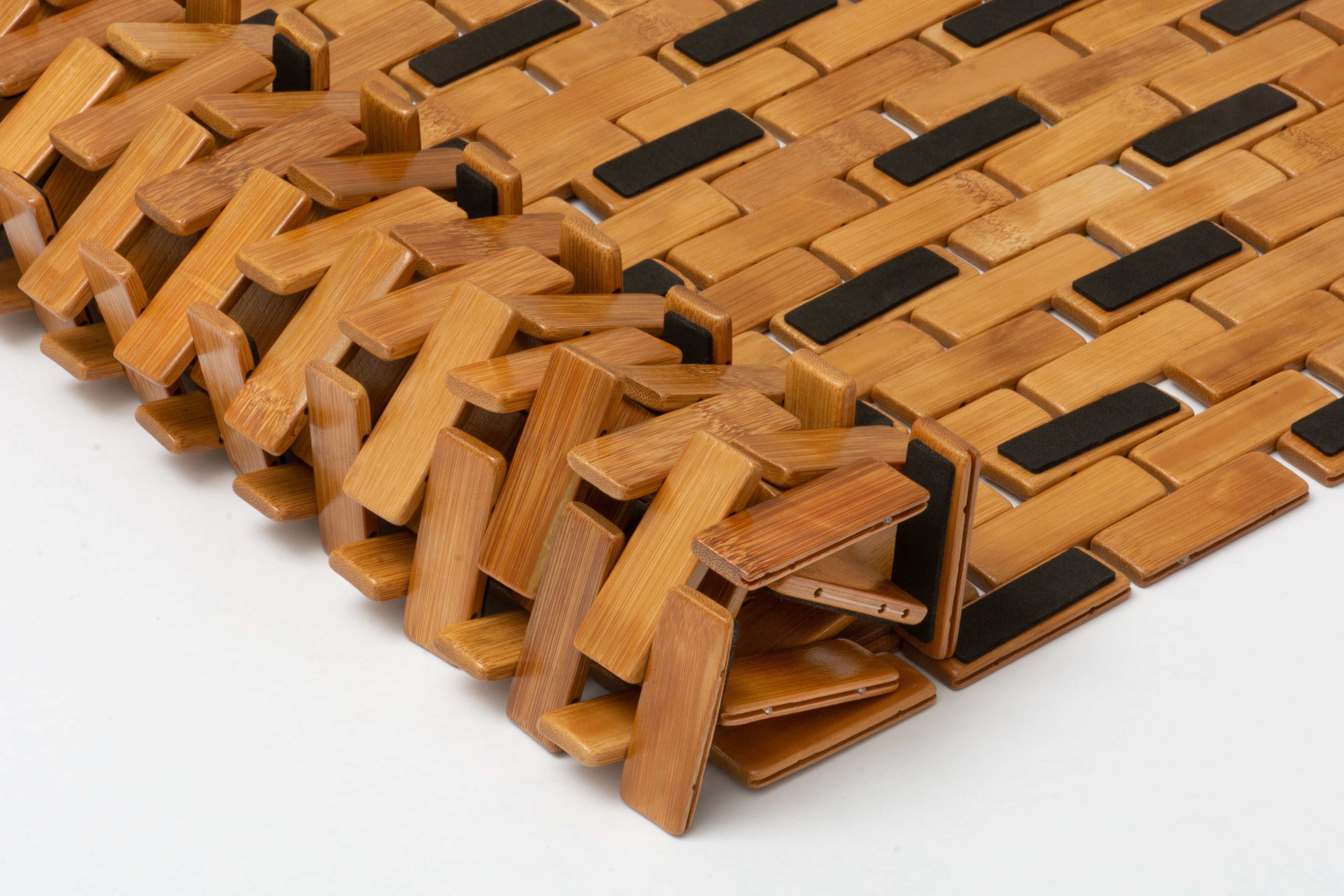 Bambus-Badvorleger mit rutschfesten Elementen in modernem Design, ideal für Badezimmer und Wellnessbereiche.