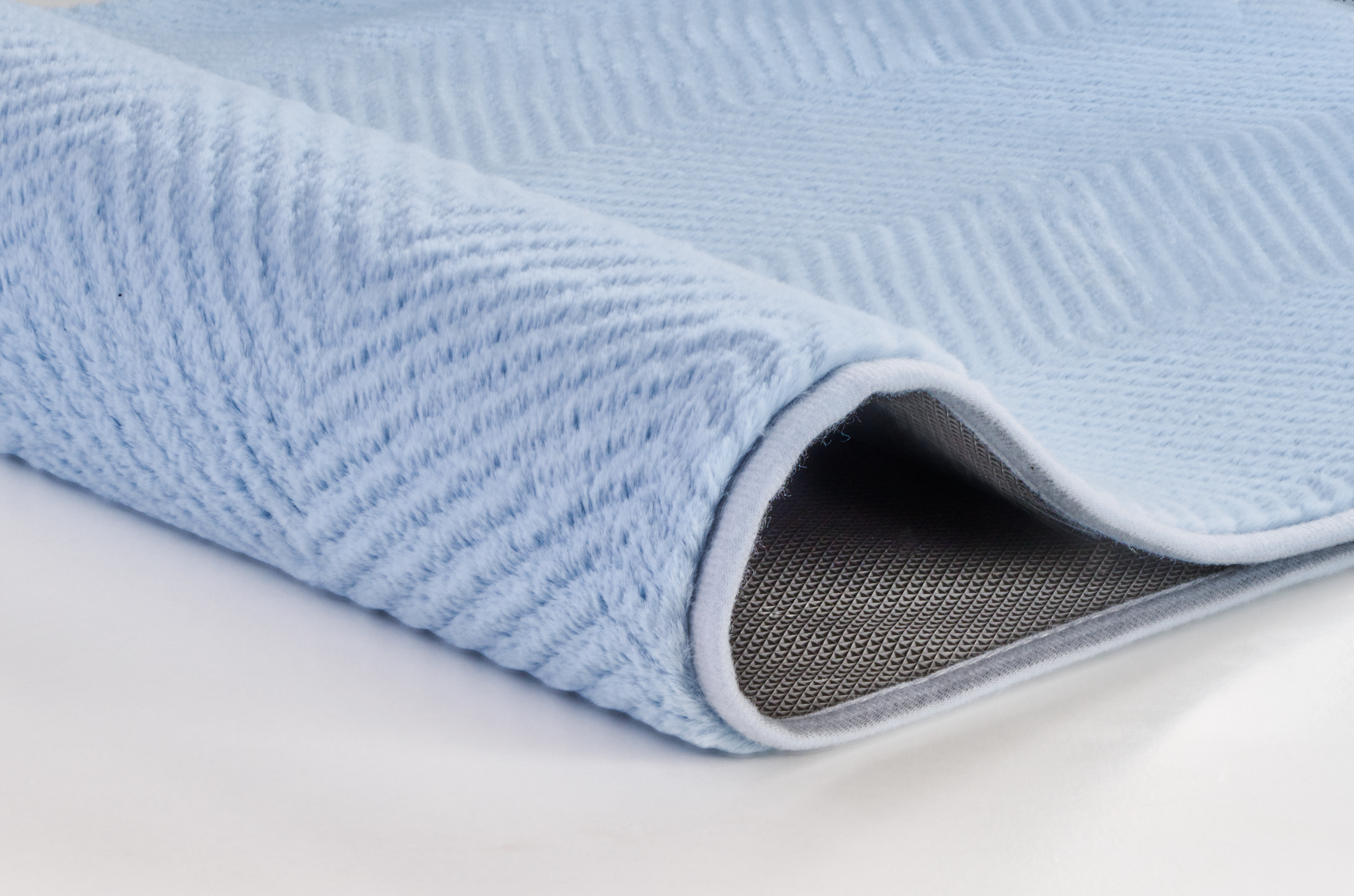 Weiche, hellblaue Badematte mit rutschfester Unterseite und dezentem Zickzack-Muster. Ideal für ein stilvolles Badezimmer.