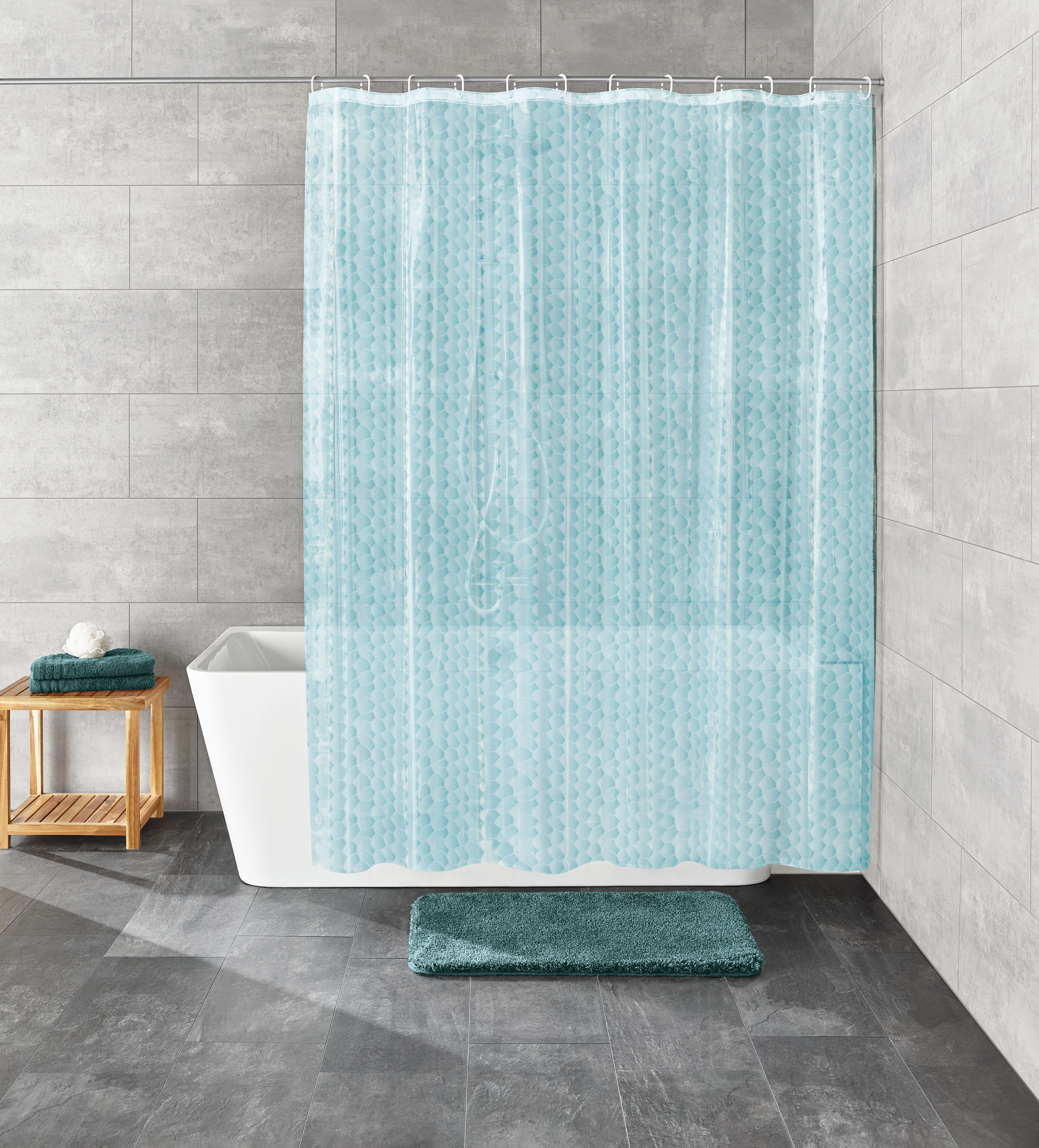 Duschvorhang in hellem Blau mit dezentem Muster, passend zu modernen Badezimmern.