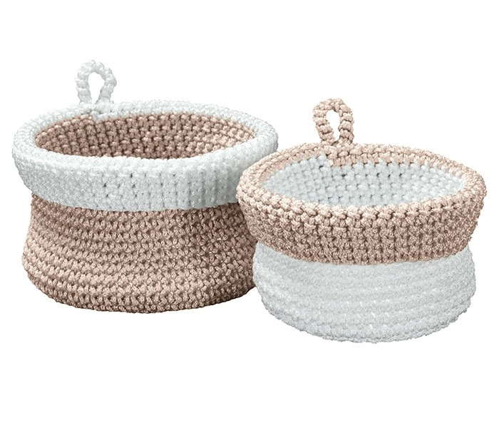 4004478316430 Zwei gehäkelte Aufbewahrungskörbe in Beige und Weiß, ideal für Badezimmer oder Wohnräume. Handgefertigt und stilvoll.