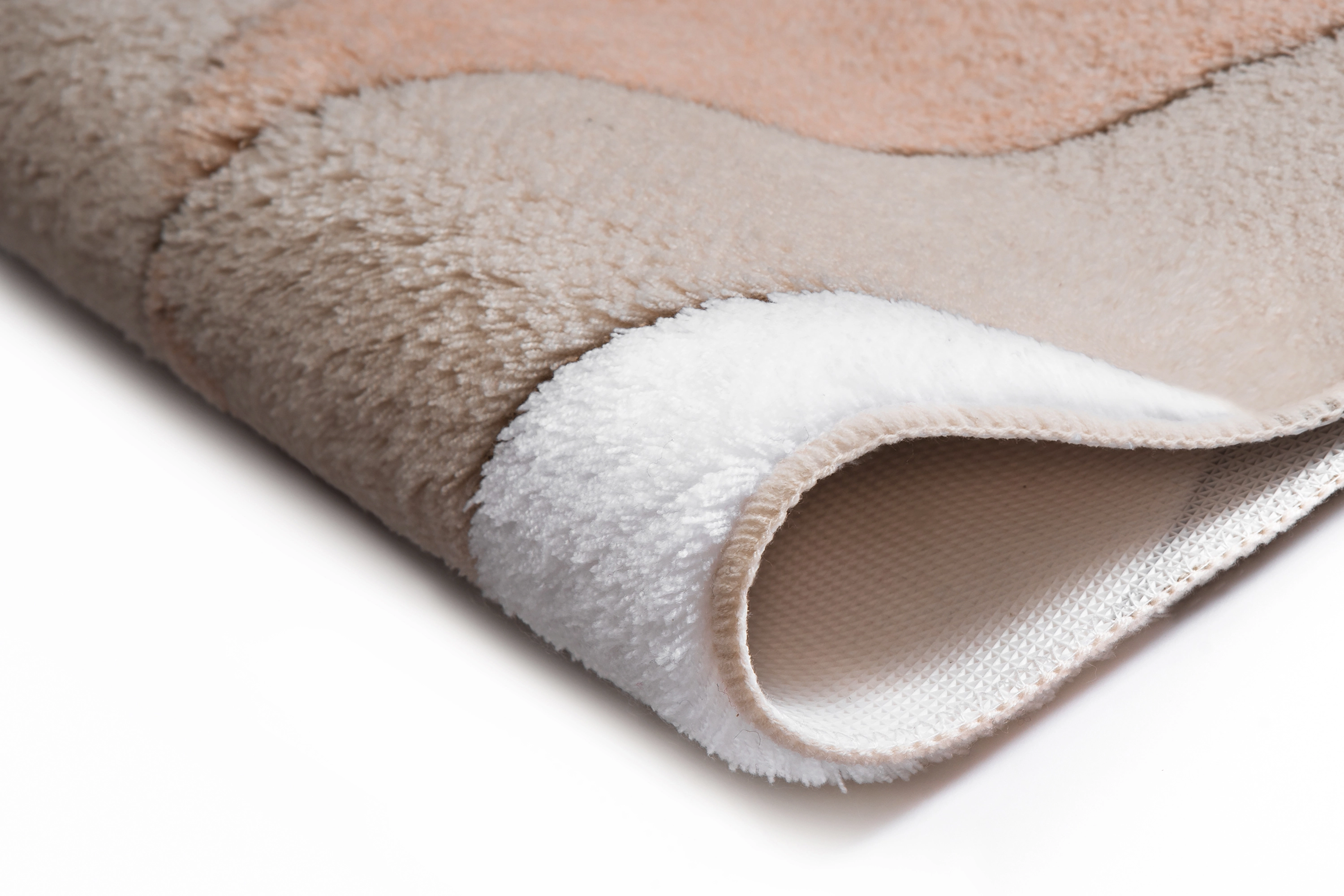 Beiger, flauschiger Teppich mit rutschfester Unterseite, ideal für Badezimmer.