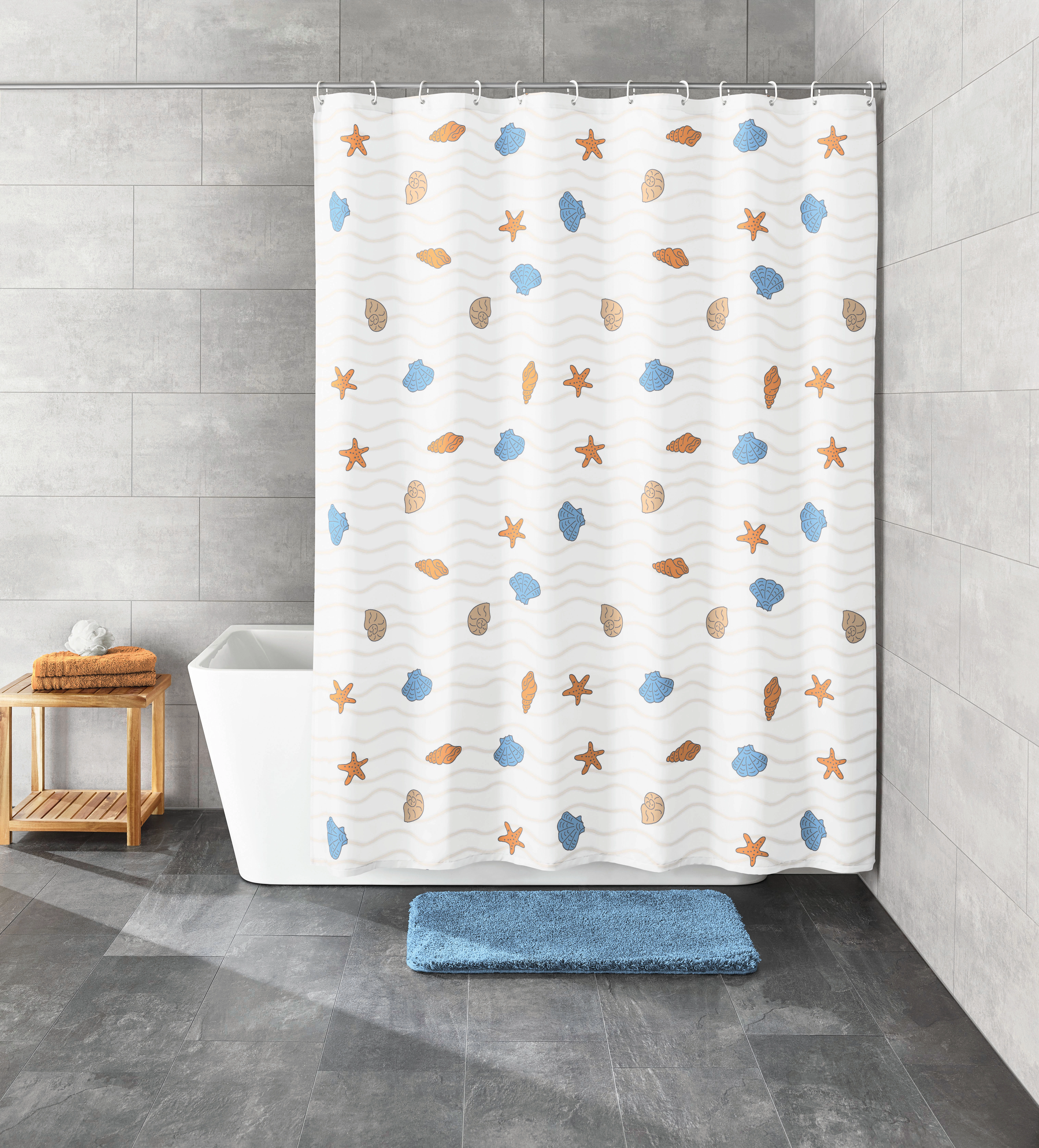 Duschvorhang mit maritimem Design, Muscheln und Seesterne, in modernem Badezimmer mit grauen Fliesen und Badewanne.