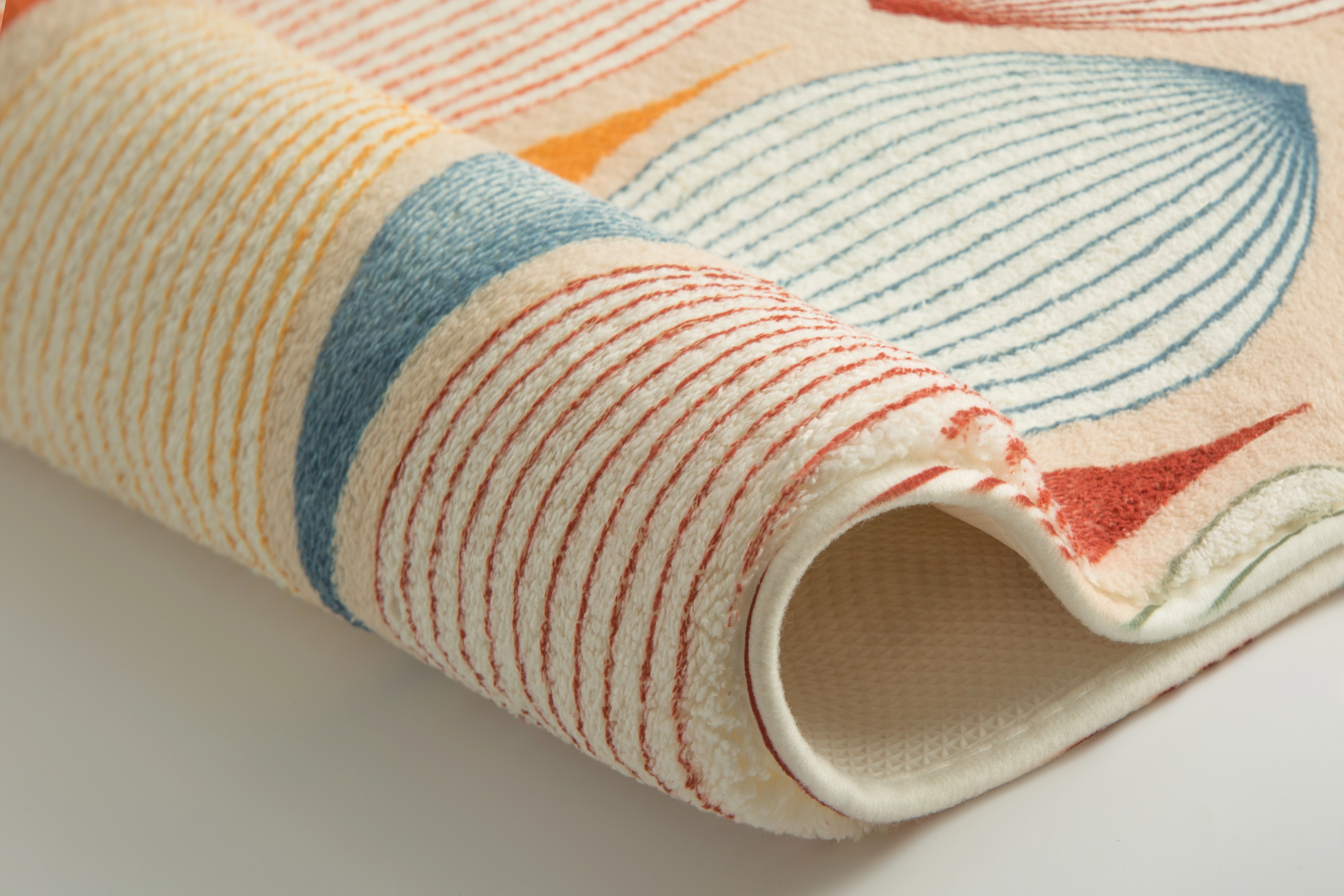 Bunter Teppich mit abstraktem Muster in Blau, Rot und Gelb, weiche Textur, ideal für Wohn- und Schlafzimmer.