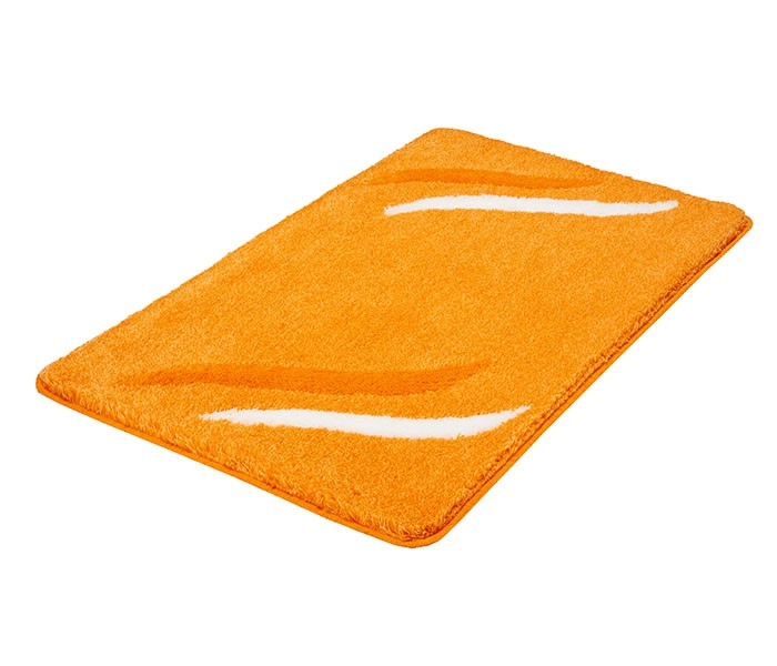 Weicher, orangefarbener Badteppich mit weißen und hellorangen Akzenten, rechteckig und flauschig. Perfekt für ein modernes Badezimmer.