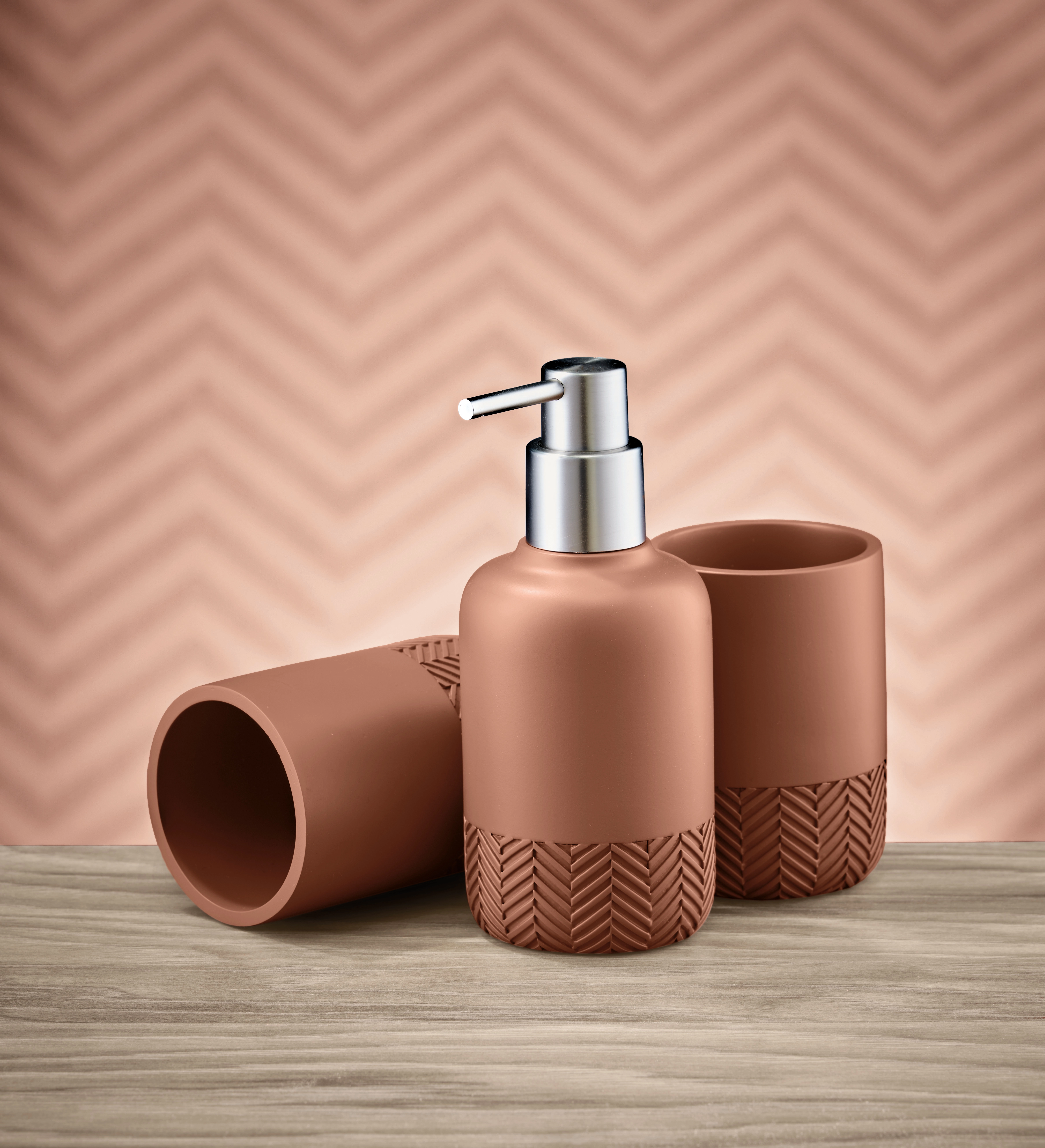 Set aus Seifenspender und zwei Bechern in Terrakotta-Optik mit modernem Zickzack-Muster, ideal für stilvolle Badezimmer.