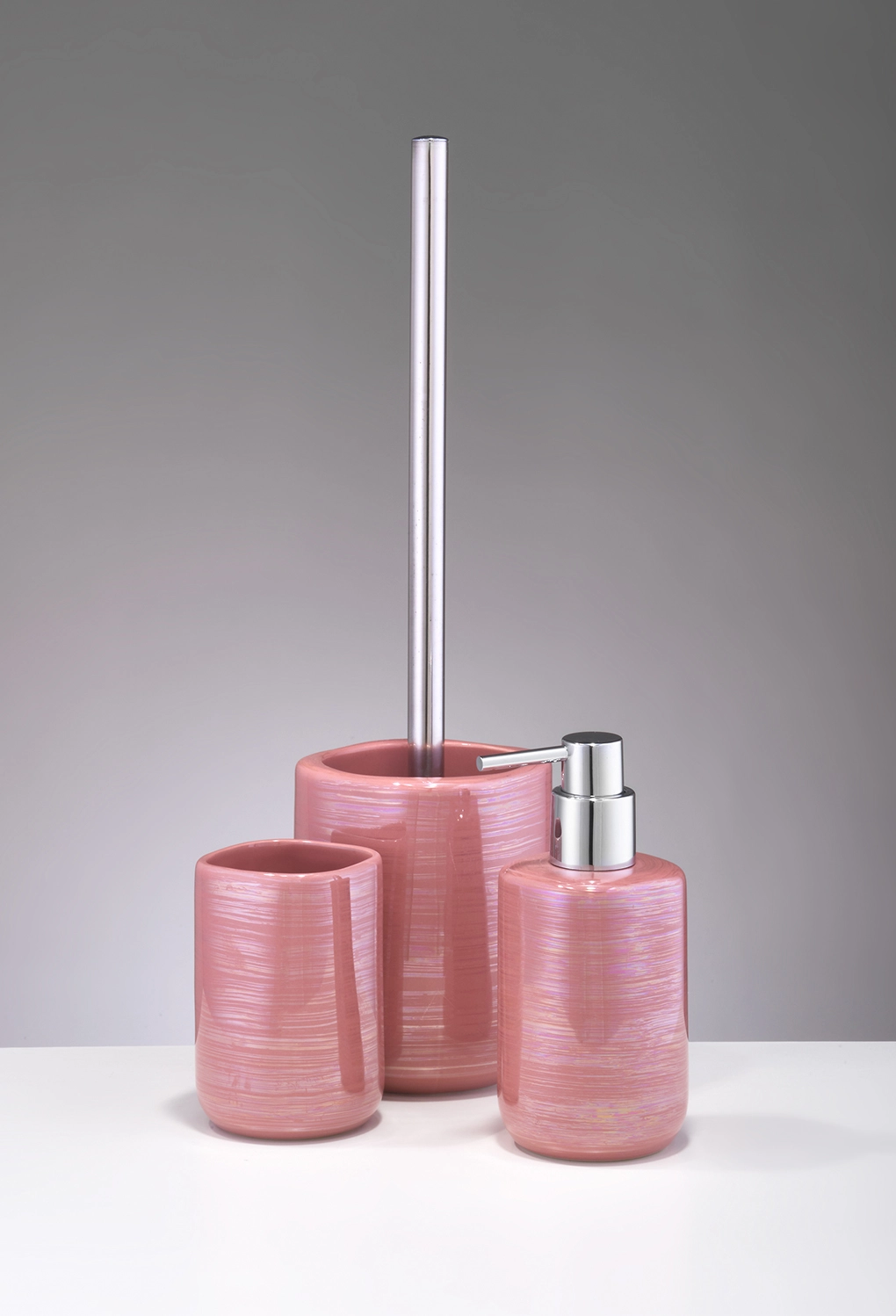 Rosa Badezimmer-Set aus Keramik, bestehend aus Seifenspender, Zahnbürstenhalter und WC-Bürstenhalter.