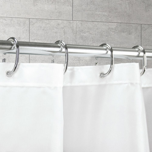 Weißer Duschvorhang an silberner Stange mit Haken, vor grauer Kachelwand.
