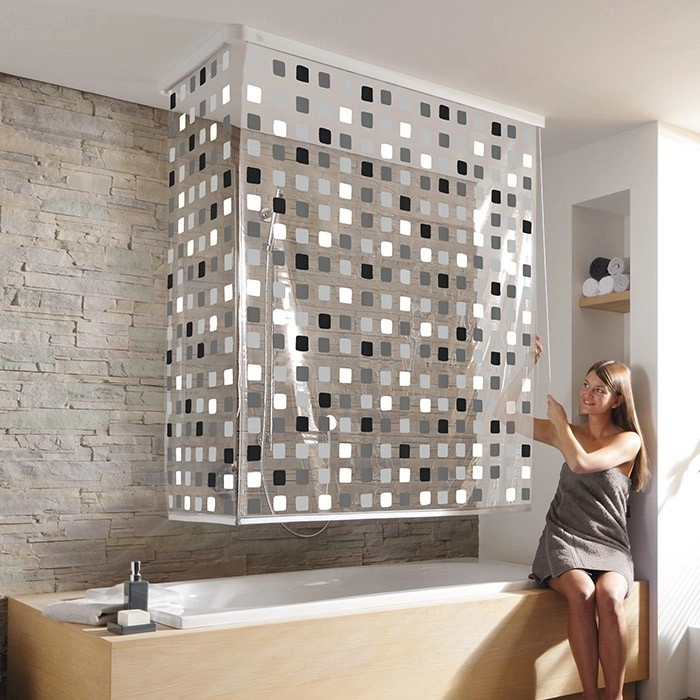 4004478223417 Duschvorhang mit modernem Karomuster in Schwarz, Weiß und Grau, aufgehängt in einem stilvollen Badezimmer mit Steinwand.