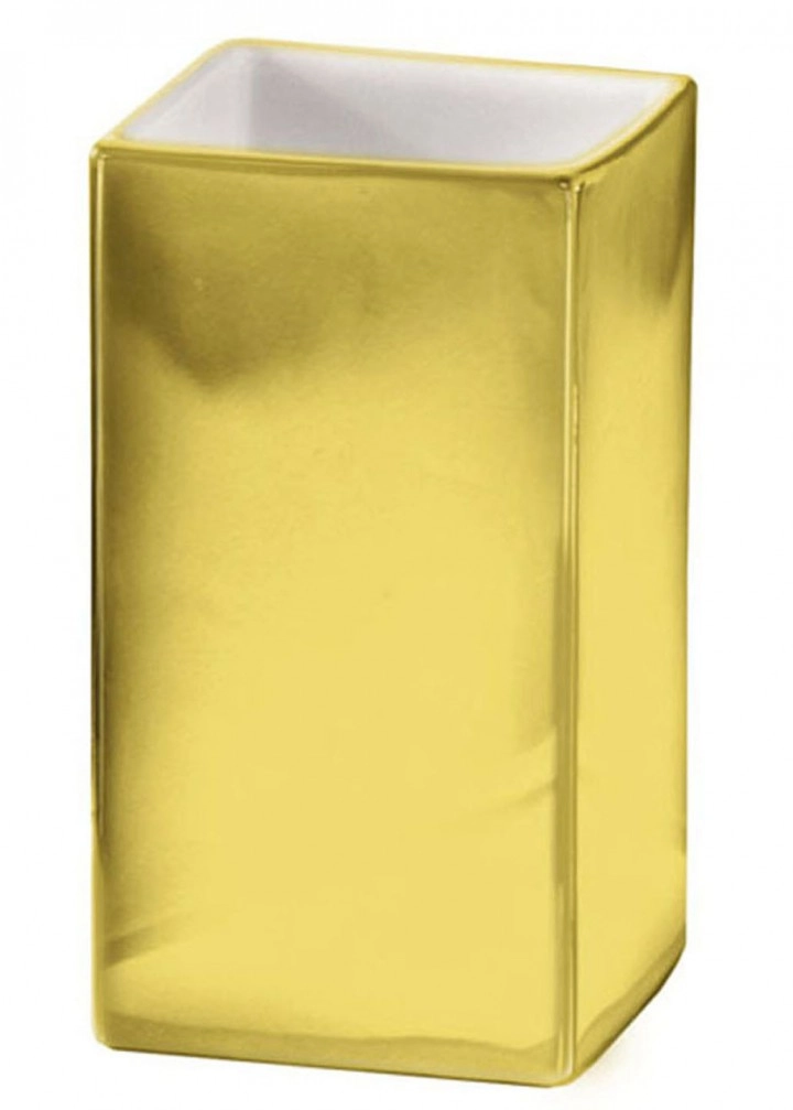Goldener, rechteckiger Zahnputzbecher mit glänzender Oberfläche und weißem Innenraum. Modernes Design für stilvolle Badezimmer.