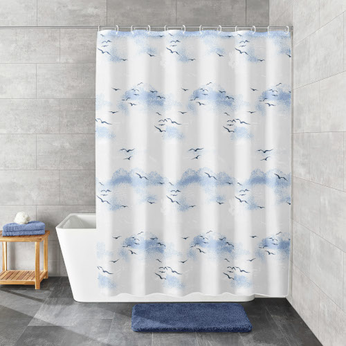 Duschvorhang mit blau-weißen Wolken- und Vogelmotiven, aufgehängt in einem modernen Badezimmer mit grauen Fliesen.