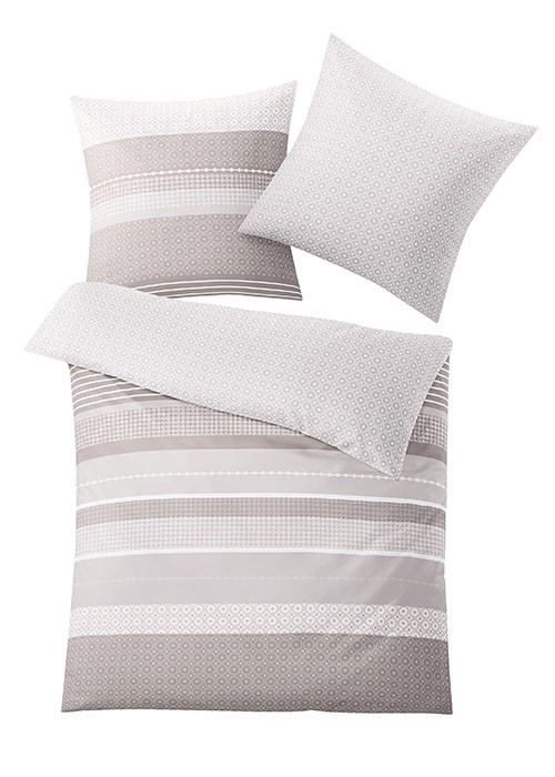 Bettwäsche-Set in Beige und Weiß mit geometrischen Mustern und Streifen, bestehend aus einem Bettbezug und zwei Kissenbezügen.