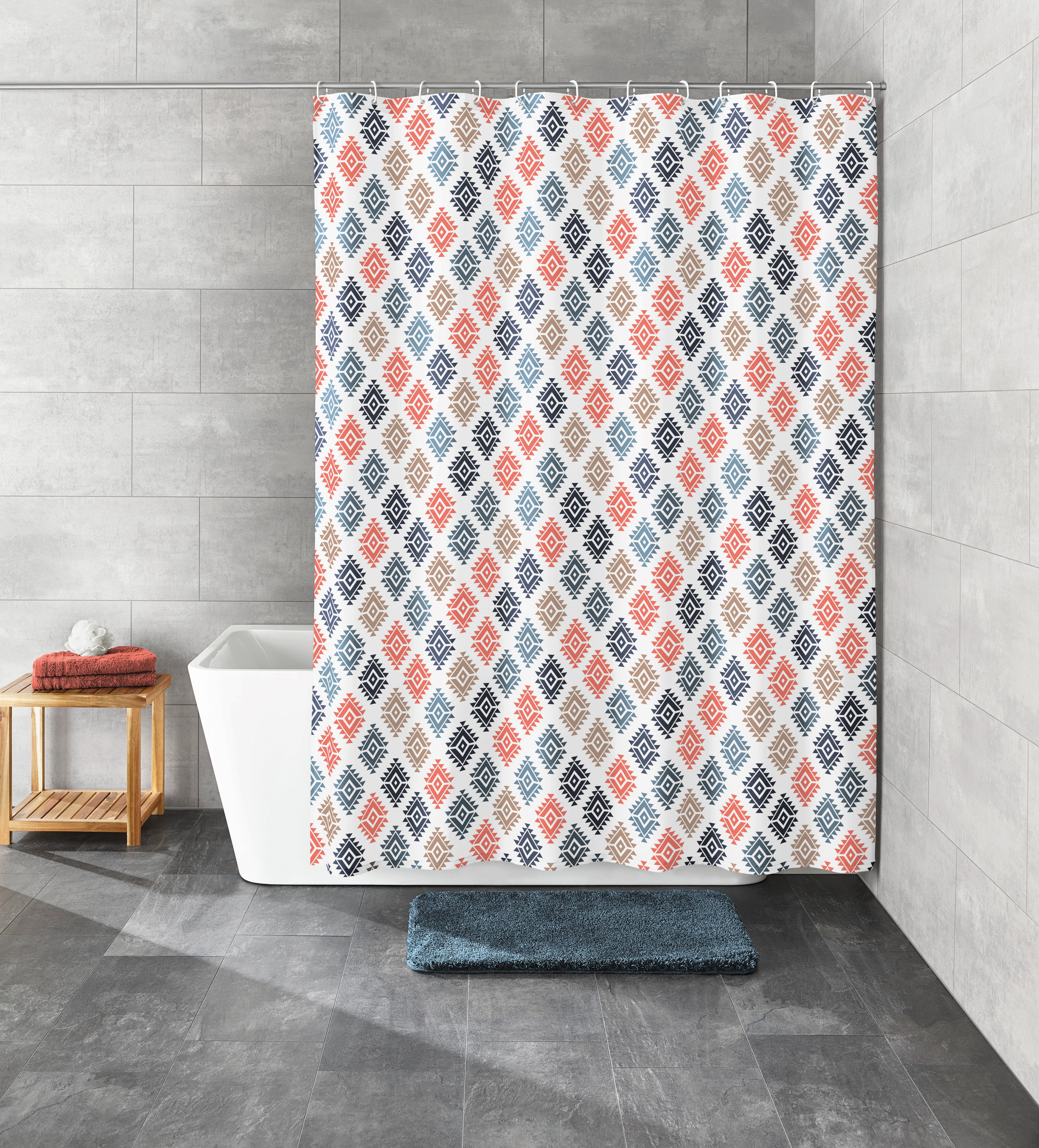 Duschvorhang mit buntem Rautenmuster in Blau, Rot und Weiß, ideal für moderne Badezimmer.