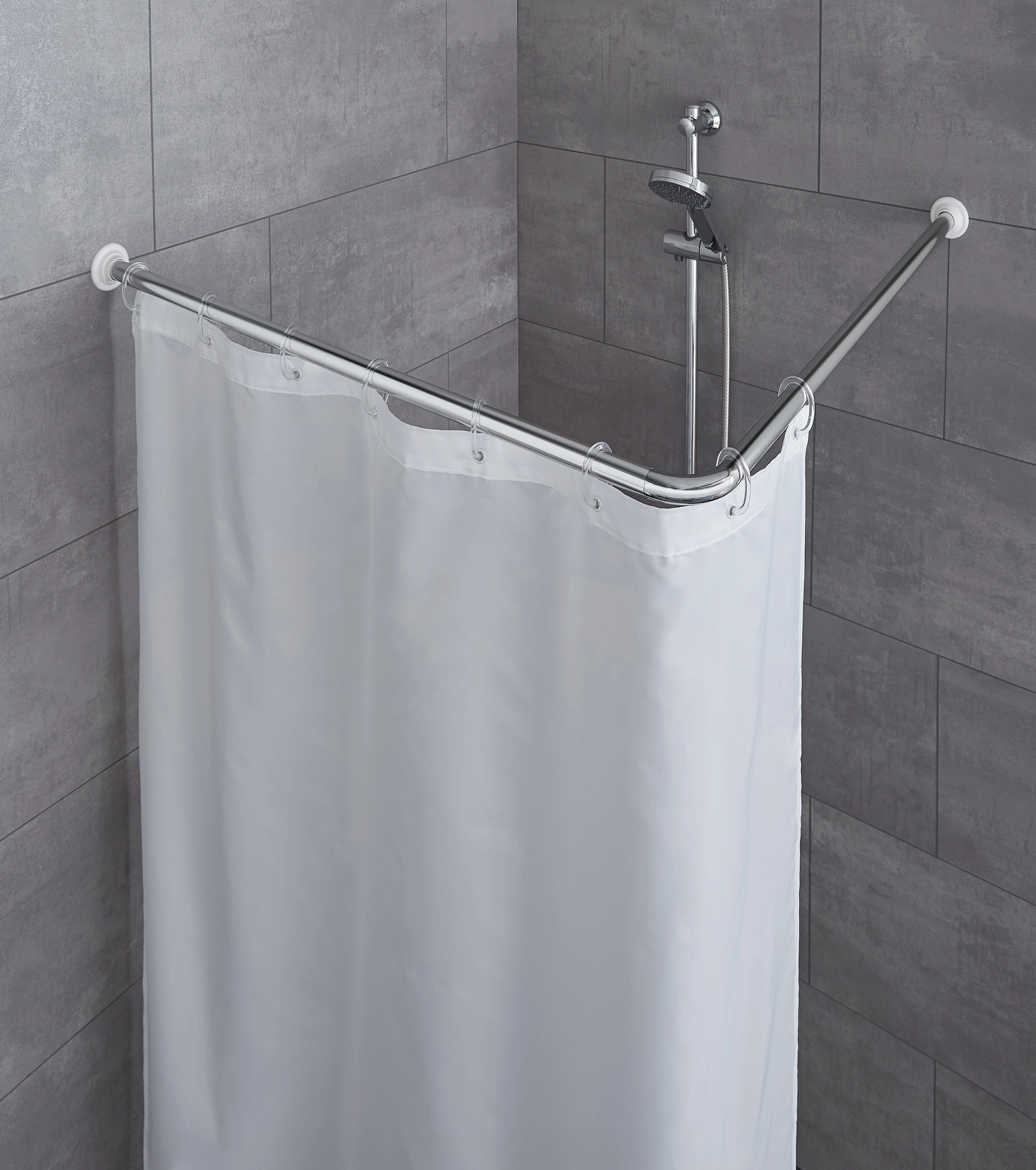 Duschvorhangstange in L-Form aus Chrom, montiert in einer modernen Dusche mit grauen Fliesen und weißem Duschvorhang.