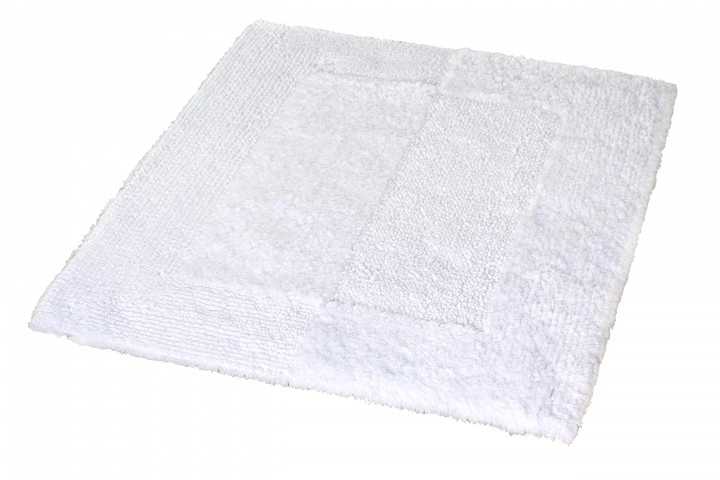 Weißer, flauschiger Badteppich mit rechteckigem Muster, ideal für ein stilvolles Badezimmer.