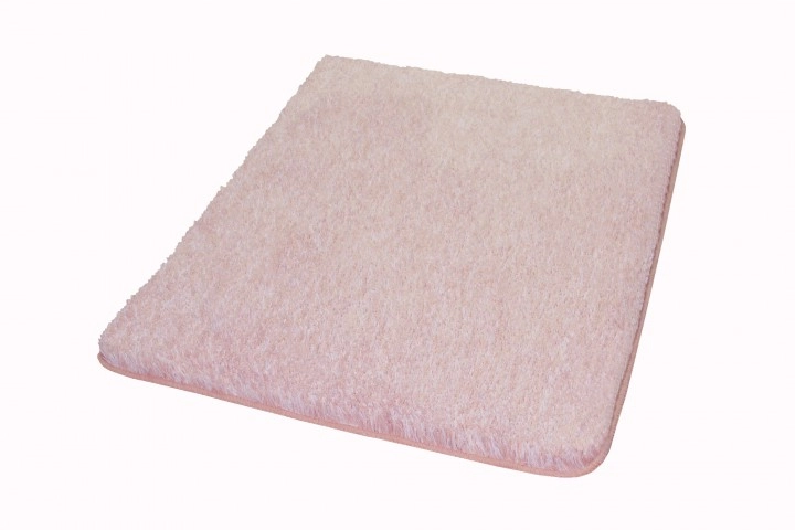 Weiche, rosafarbene Badematte mit flauschiger Oberfläche, ideal für ein gemütliches Badezimmerambiente.