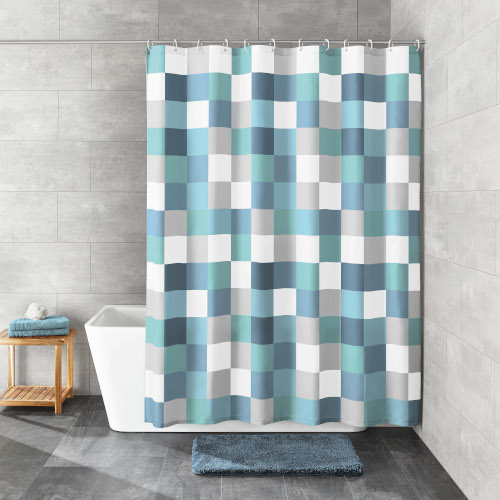 Duschvorhang mit modernem Karomuster in Blau- und Grautönen, dekoriert ein stilvolles Badezimmer mit Badewanne und Handtuchregal.