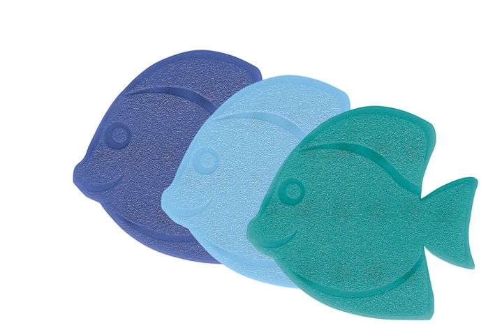 4004478087781 Bunte Fisch-förmige Badematten in Blau, Hellblau und Türkis, ideal für rutschfeste Sicherheit im Badezimmer.