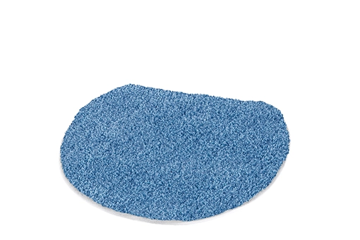 WC-Deckelbezug RELAX Azur 47 x 50 cm Halbrunder, blauer Badezimmerteppich mit weicher, flauschiger Textur auf weißem Hintergrund.